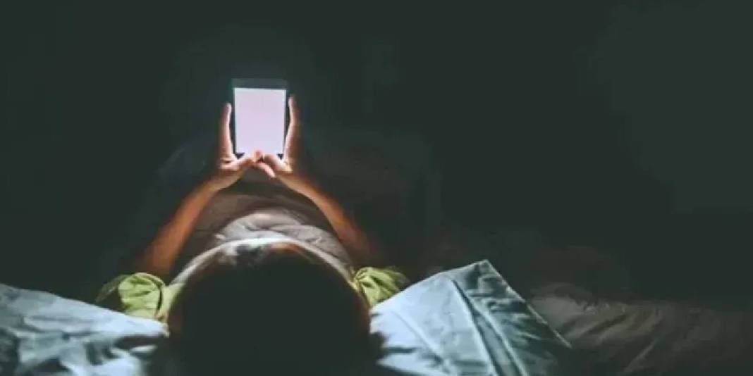 Yatakta telefon, uykuda kabus! Uyku öncesi telefon mesaisi yapanlar dikkat: O soruna davetiye çıkarıyor 2